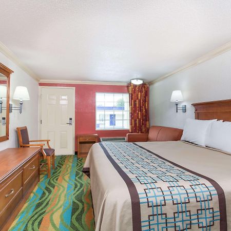 Days Inn By Wyndham Virginia Beach Town Center מראה חיצוני תמונה