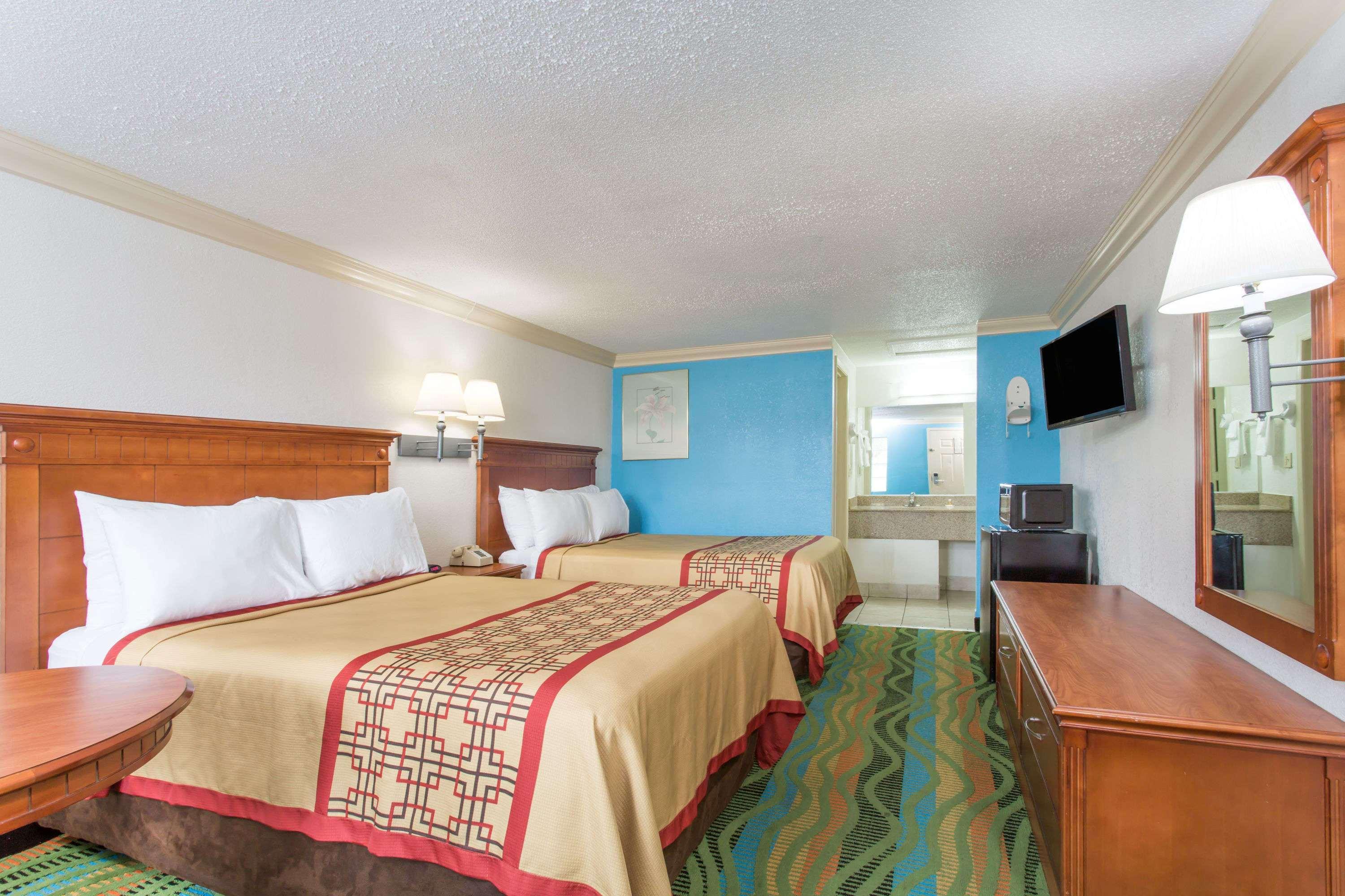 Days Inn By Wyndham Virginia Beach Town Center מראה חיצוני תמונה